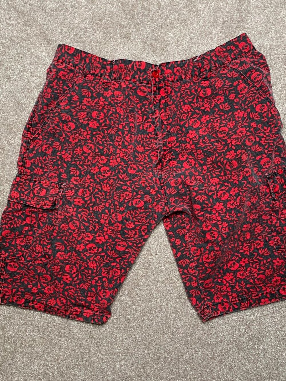 Evolution in Design Red/black Floral Cargo Shorts Size 46